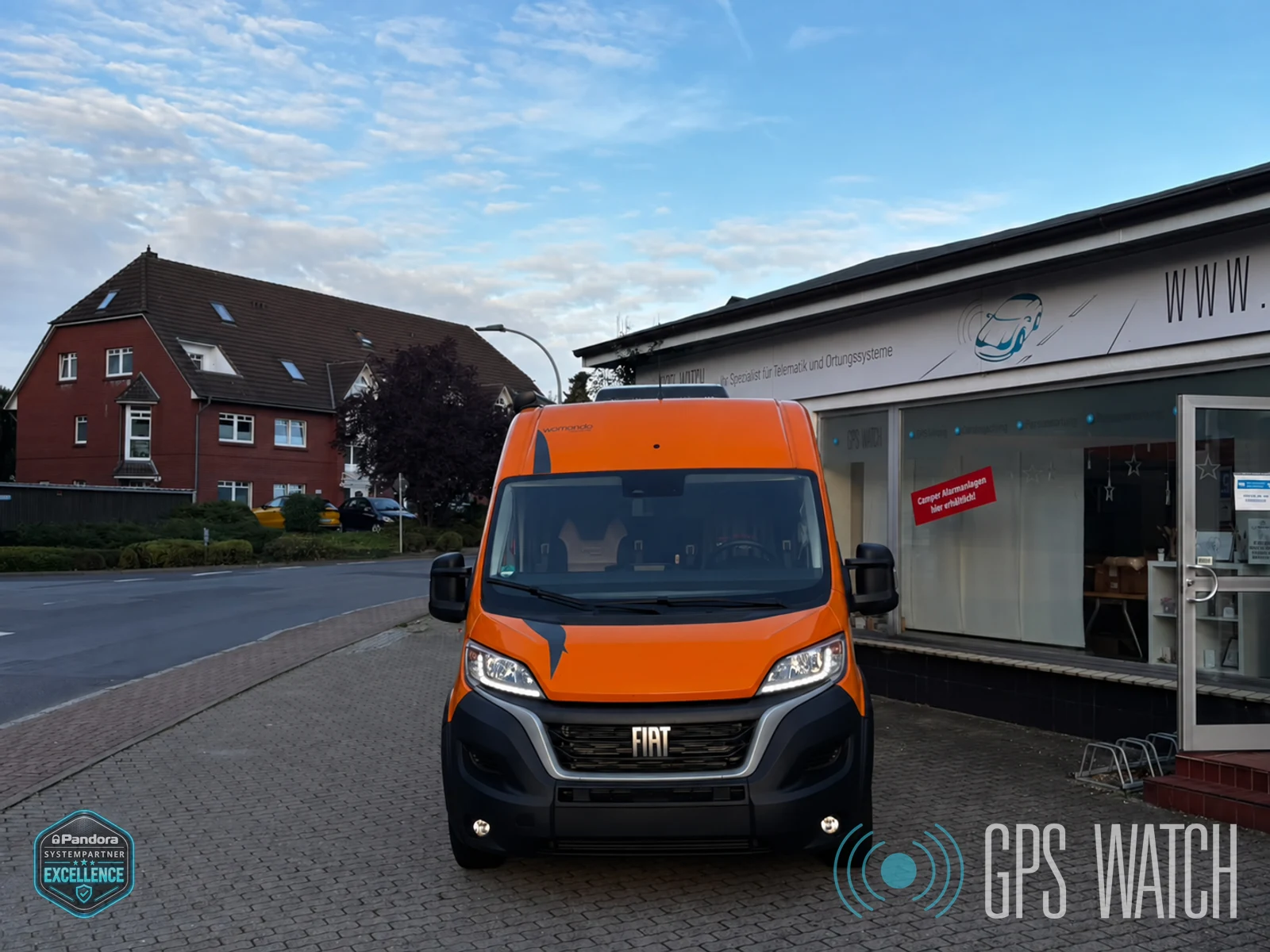 Womondo Lifestyle Limited Edition in Baltic Orange auf Fiat Ducato Basis in Kisdorf mit retuschiertem Kennzeichen und beiden Wasserzeichen
